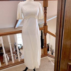 VINTAGE WEDDING DRESS with separate train and mantilla. From 1960s. Ivory